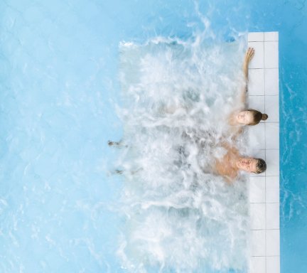 Entspannung mit Düsen in der Alpentherme Gastein - Thermenurlaub