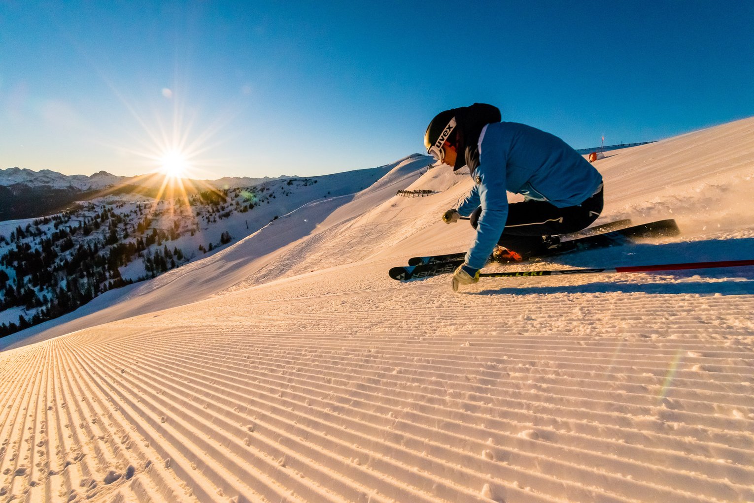 Skifahrer fährt im Sonnenaufgang am Fulseck