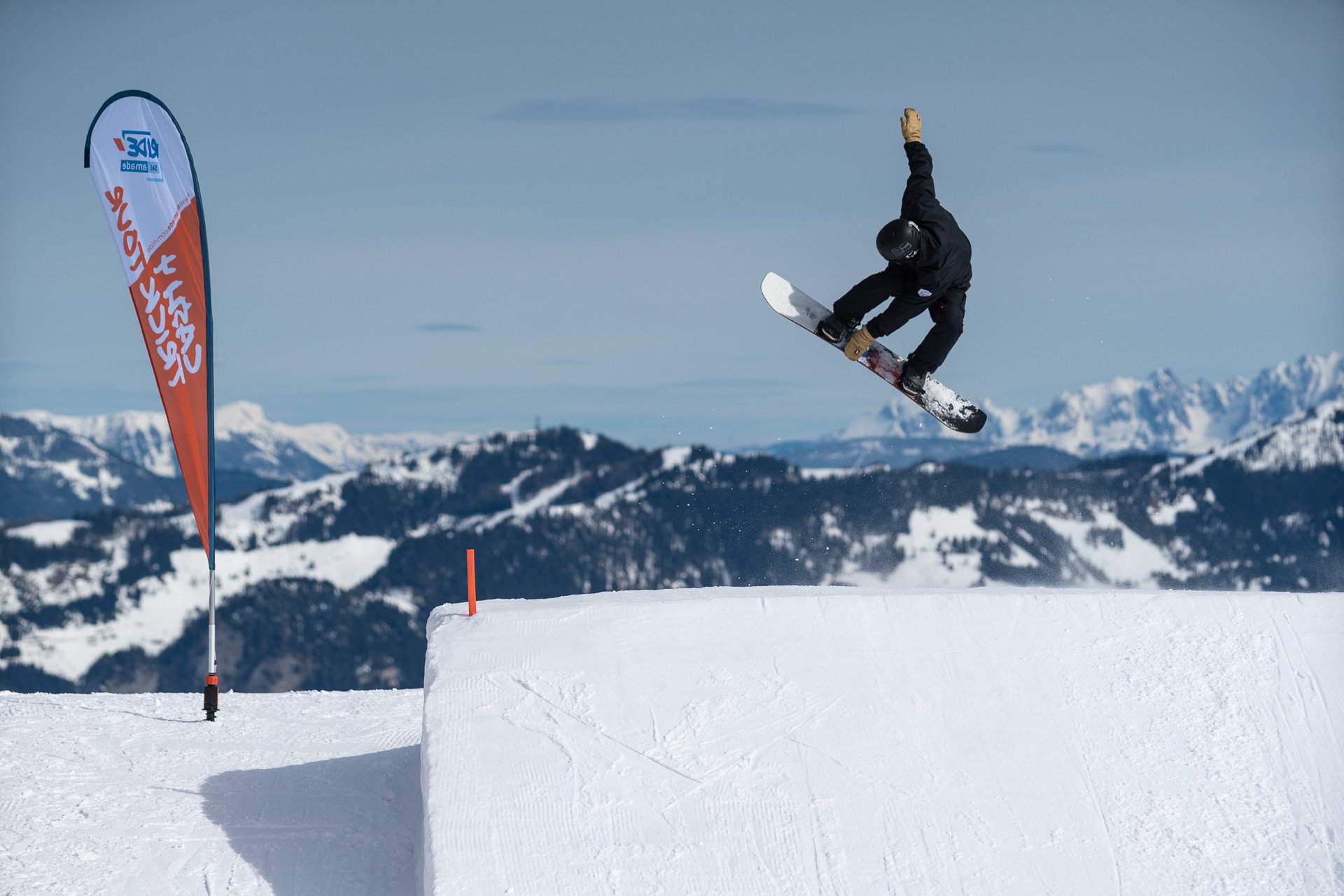 Person springt mit Snowboard in der Luft