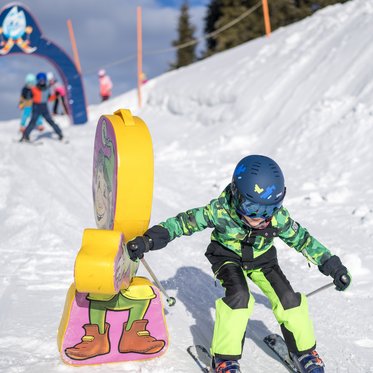Kind auf der Funline Skiabfahrt in Dorfgastein