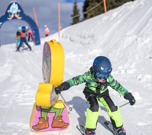 Kind auf der Funline Skiabfahrt in Dorfgastein