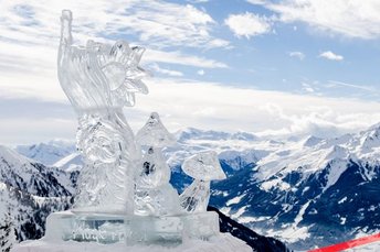 Eisskulptur am Berg mit Bergpanorama im Hintergrund