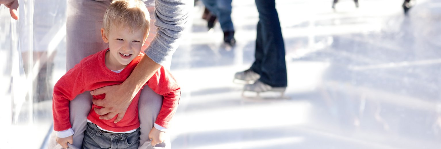 Familien beim Eislaufen in Gastein