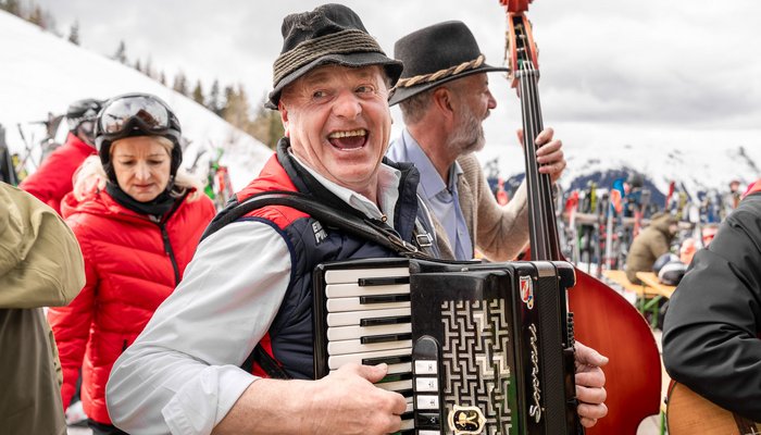 Ziehharmonikaspieler singt auf einer Hütte in Dorfgastein