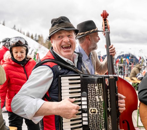 Ziehharmonikaspieler singt auf einer Hütte in Dorfgastein