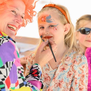 Kinderschminken beim Kinderfasching in Dorfgastein