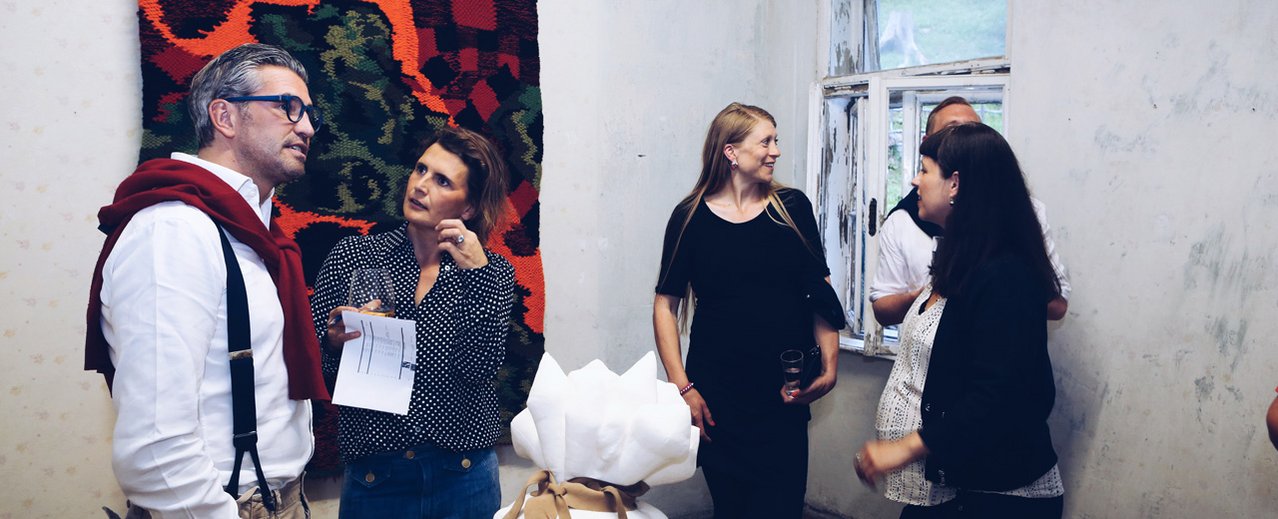 Gruppe von Besuchern im Austausch über die gesehenen Kunstwerke
