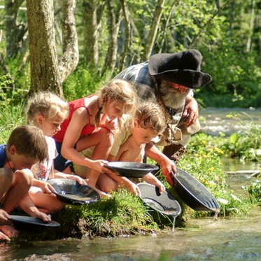 Kinder beim Goldwaschen in Gastein