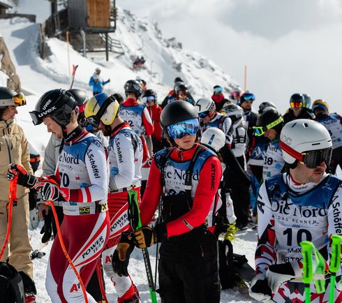 Die Nord 2026 Rennfahrer und Publikum im Startbereich