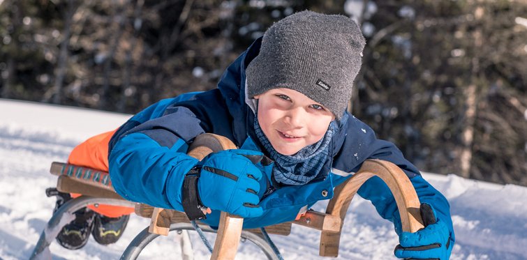Kinder beim Rodeln in Gastein