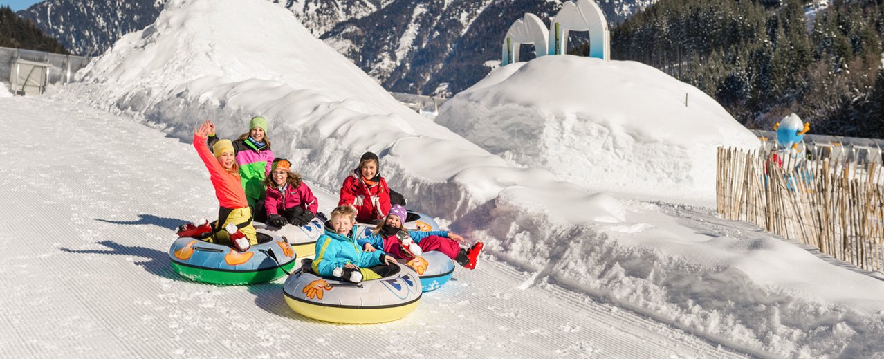Kinder beim Rodeln im Schneepark Gastein