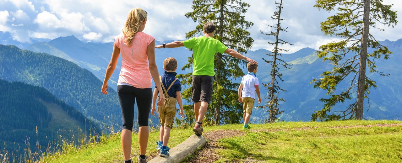 Familie beim Wandern auf dem Fulseck in Dorfgastein