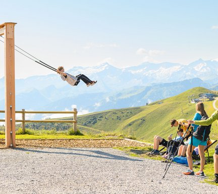 Kind schaukelt auf der Himmelsschaukel am Fulseck