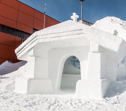 Schneehöhle am Berg neben der Bergstation Stubnerkogel