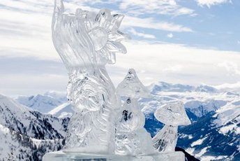 Eisskulptur am Berg mit Bergpanorama im Hintergrund