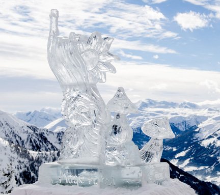 Eisskulptur am Berg mit Bergpanorama im Hintergrund