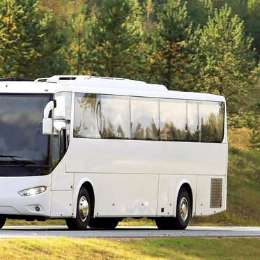 Bus auf einer Landstraße