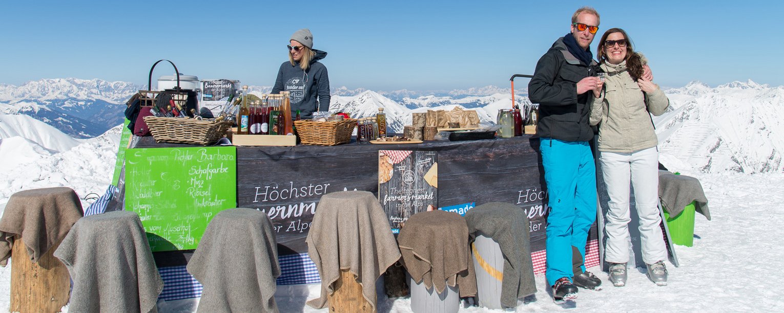 Gäste beim Verkaufs- und Probierstand auf dem höchsten Bauernmarkt auf dem Berg 