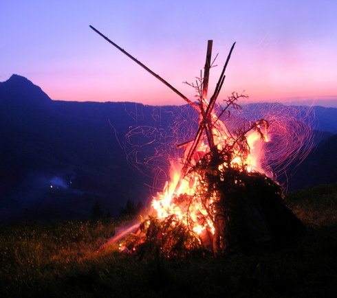 Bergfeuer bei der Sonnenwende am Fusleck