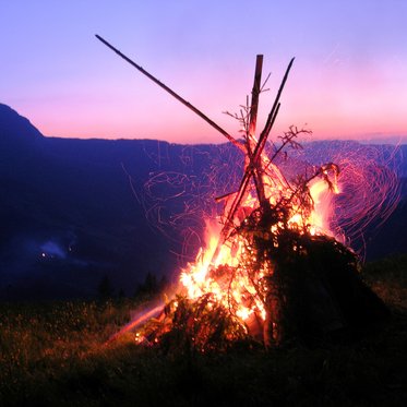 Bergfeuer bei der Sonnenwende am Fusleck