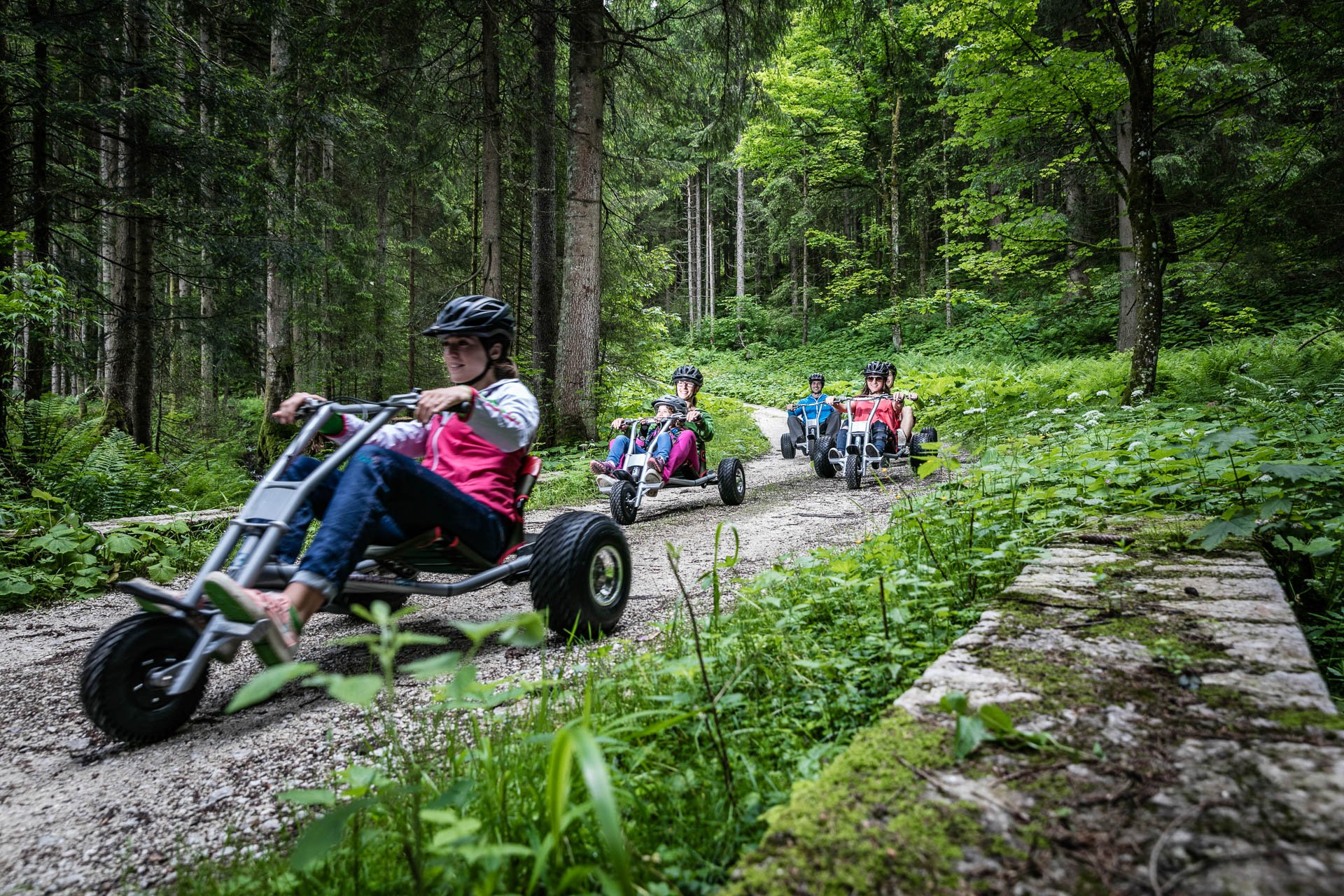 Gruppe von Mountaincarts fährt durch den Wald