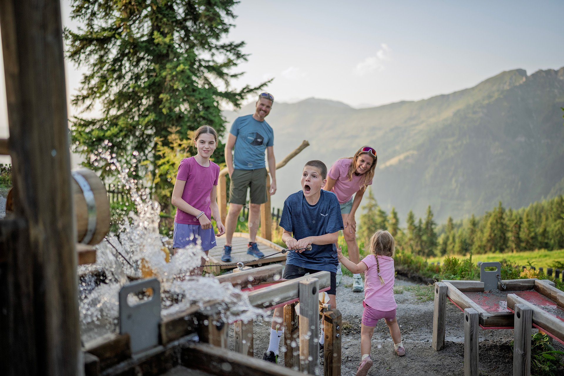 Eine Familie beim Wasserspielplatz am Fulseck