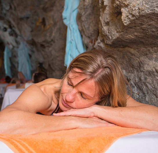 Entspannte Frau bei einer Radontherapie in Gastein