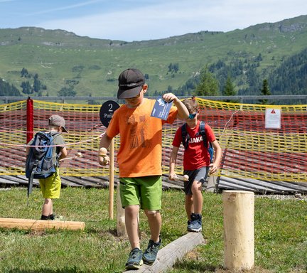 Junge balanciert auf einem balken