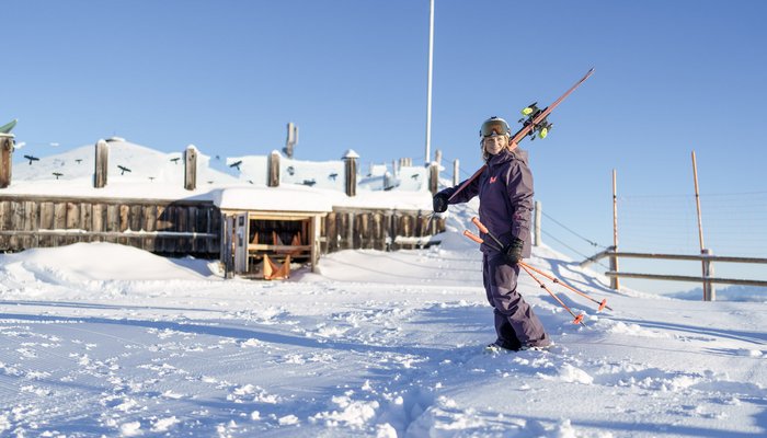 Skifahrerin in der Sonne