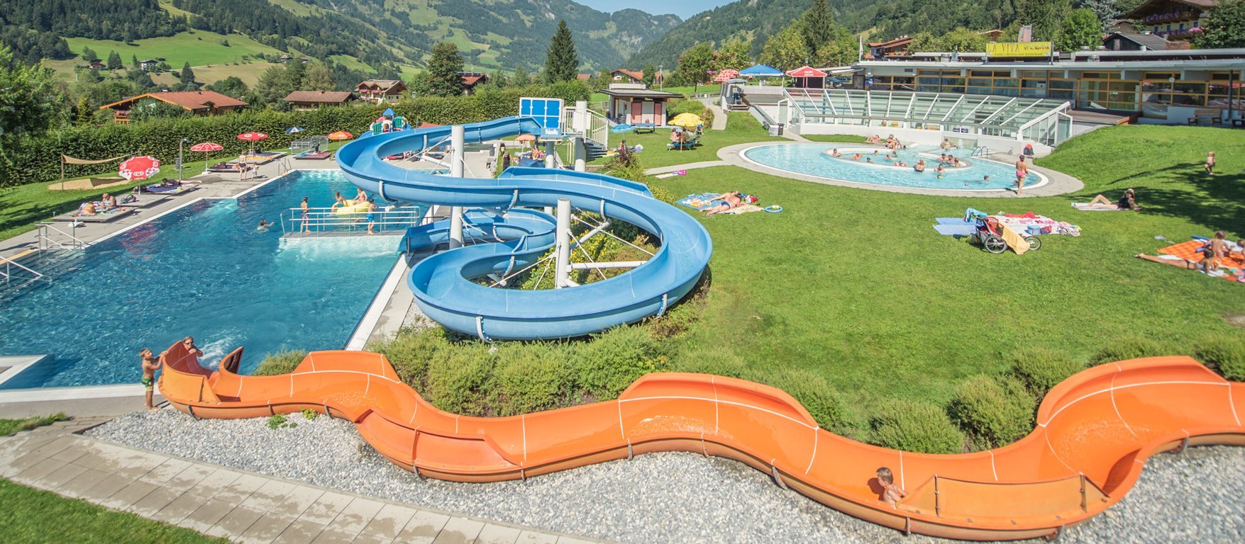 Schwimmbecken und Wasserrutschen vom Solarbad in Dorfgastein