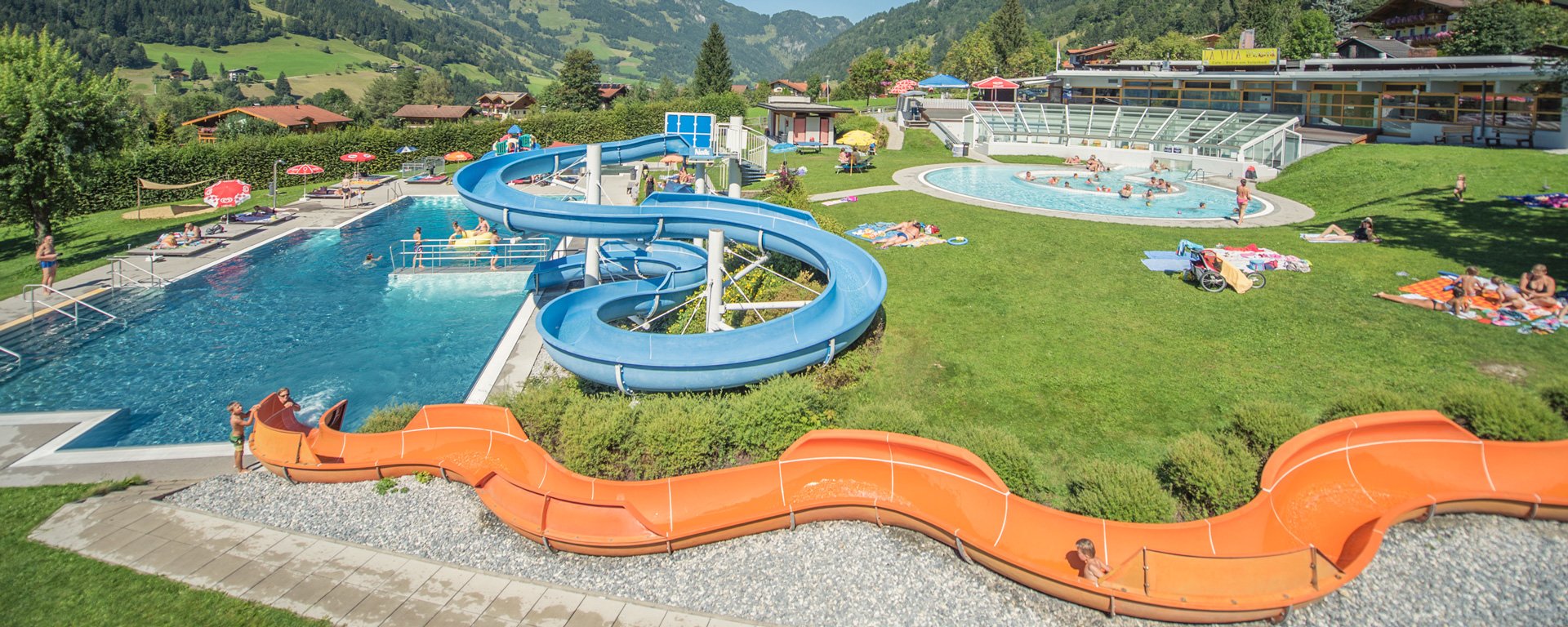 Schwimmbecken und Wasserrutschen vom Solarbad in Dorfgastein