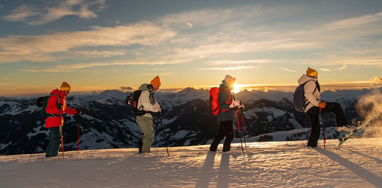 Skitourengeher im Sonnenaufgang