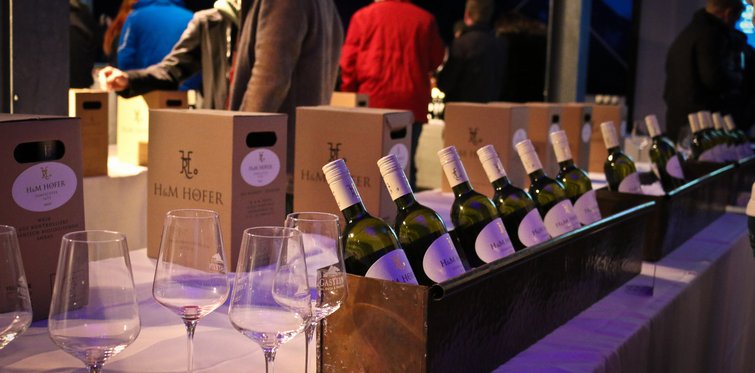 Weinauswahl präsentiert in Holzboxen