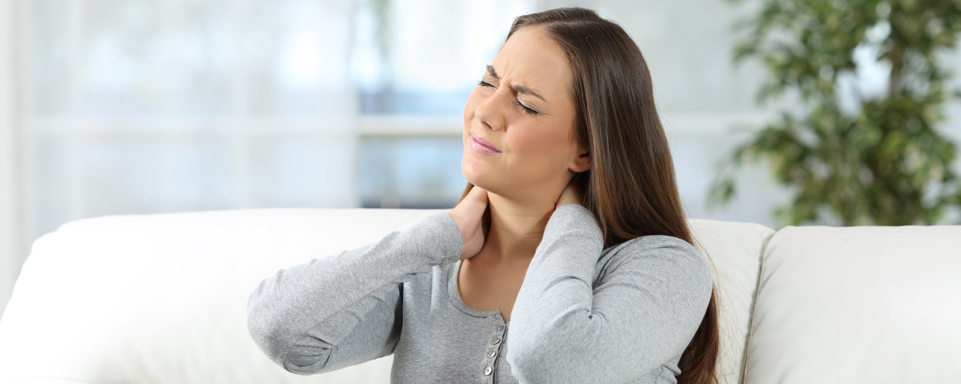 Patientin greift sich ans Genick