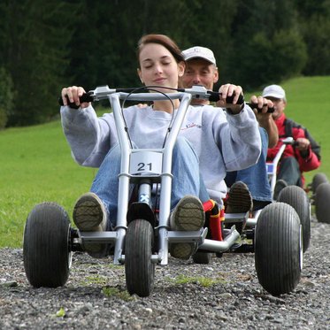 Ein Paar Mountaincartfahrer