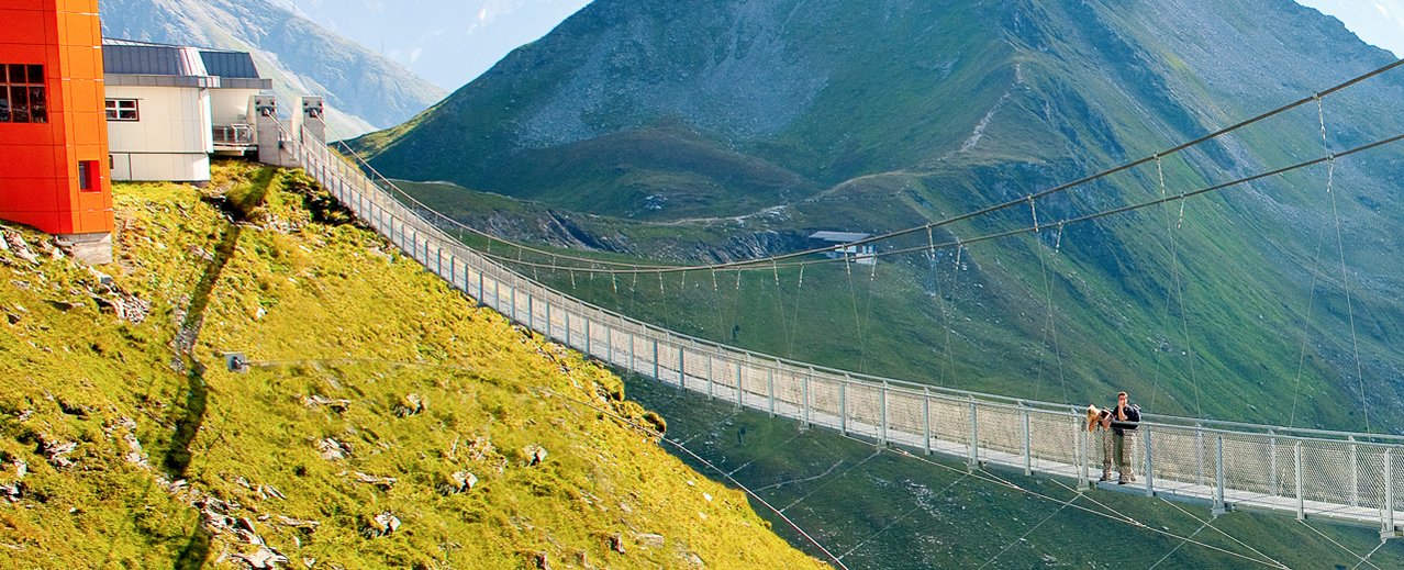 Wanderer auf der Hängebrücke - Stubnerkogel Bad Gastein