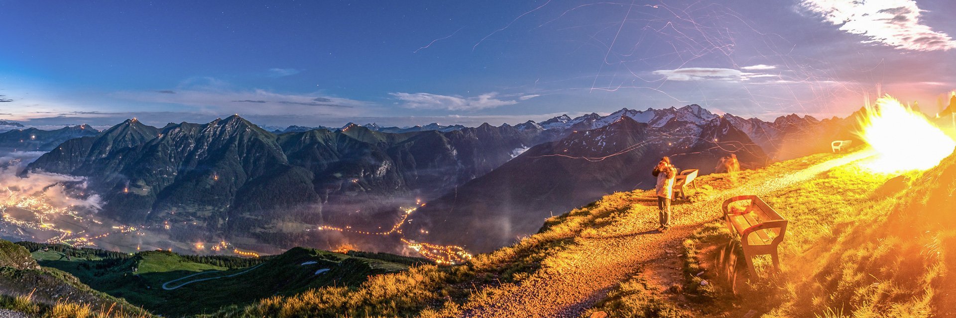 Sommersonnenwende in Gastein Sonnenwendfeuer auf dem Berg in Gastein
