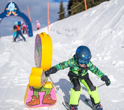 Kind auf der Funline Skiabfahrt in Dorfgastein