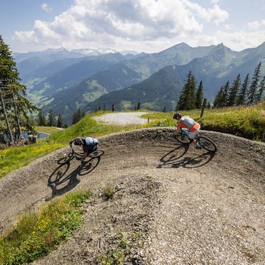 Paar Fährt den Singletrail am Fulseck