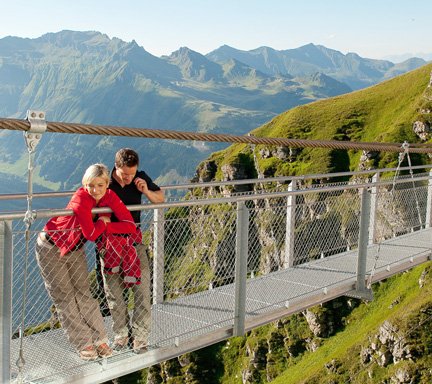 Wanderer auf der Hängebrücke - Stubnerkogel Bad Gastein