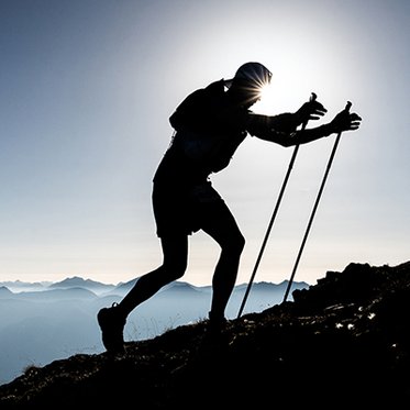 Trrailrunner in Abenddämmerung bei adidas TERREX INFINITE TRAILS