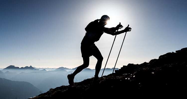 Trrailrunner in Abenddämmerung bei adidas TERREX INFINITE TRAILS