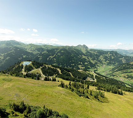 Bergpanorama im Gasteinertal mit Almwiesen und Alpenlandschaft im Salzburger Land