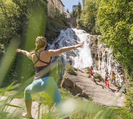 Yogakurs vor dem Gasteiner Wasserfall in Bad Gastein