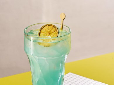 Webformat-bar-schlossbar-drinks-blau-spiegel-close