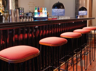 Webformat-kaminbar-interior-bar-close-up-badeschlo