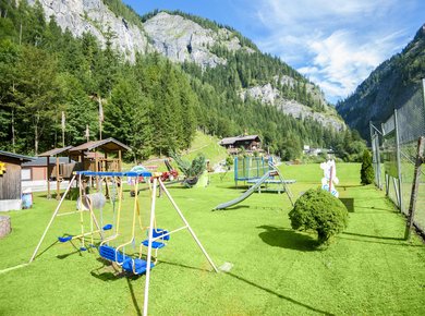 Kinder Arena mit Gokart Bahn und Fußballplatz