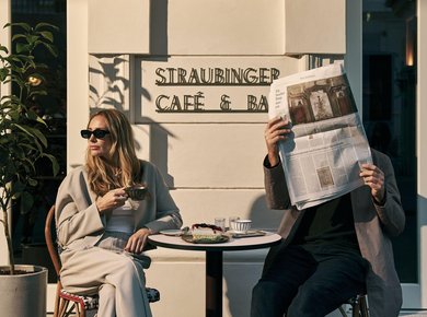 Webformat-café-terrasse-außenansicht-models-paar-t