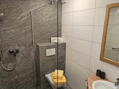 Badezimmer mit Dusche