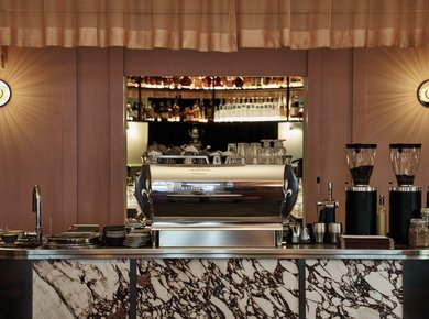 Webformat-café-interior-theke-kaffeemaschine-strau